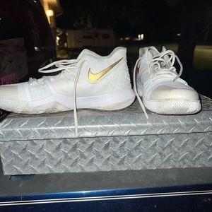 White and gold Nike kyrie 3s size 13 little dirty no scuffs or cresses